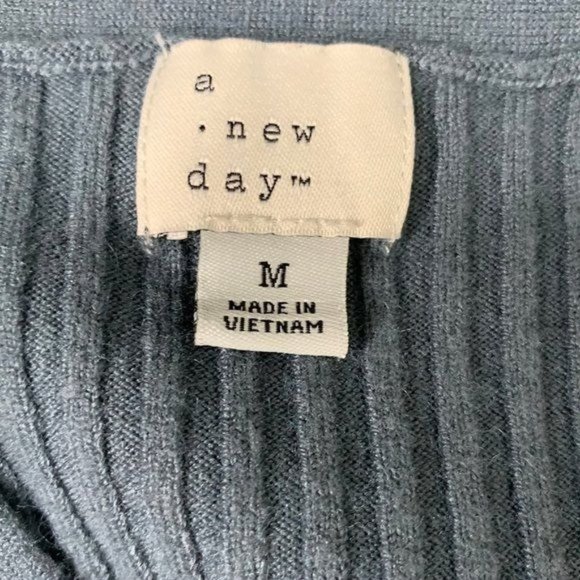 A New Day Button Up Cardigan Sweater M Grey Ribbed Knit V Neck Long Sleeves - Picture 4 of 4